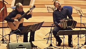 Dolu salona kaliteli caz ve tango müziği