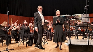 Biri şef iki flüt ustası ve orkestral resimle Sibelius