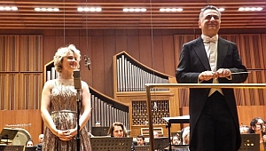 İstiklal Marşımızı Türkçe söyleyen Amerikalı soprano