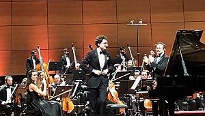 Sacha Goetzel'in Abartılı Coşku Gösterisi