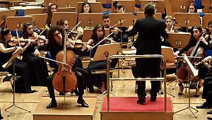 Bilkent'te saygı duruşuyla başlayan konser...