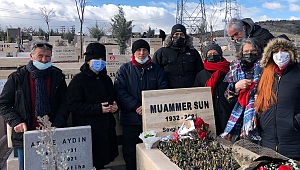 Muammer Sun'un Mezarı Başında