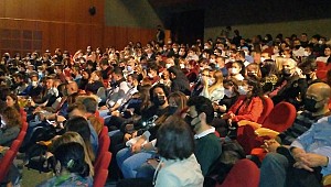 Eskişehir Tiyatrosu Adana'da Kapalı Gişe Oynadı