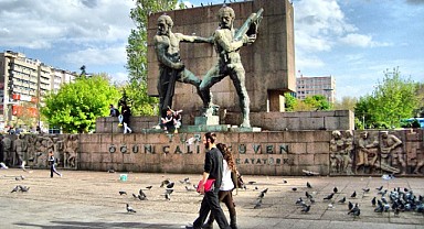 Anıtın Başına Gelenler