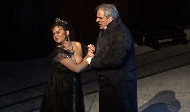 Tosca, Atina'da Operatik Fırtına