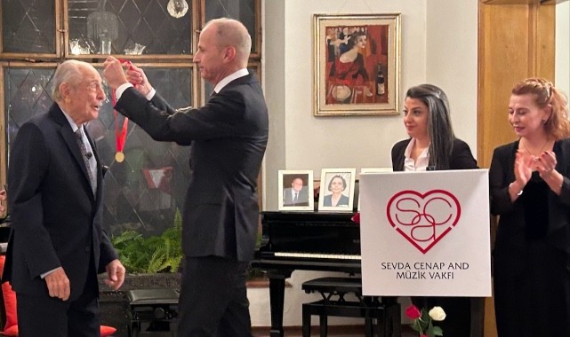 Yüksel Ağabey'e Tam İsabet Altın Madalya