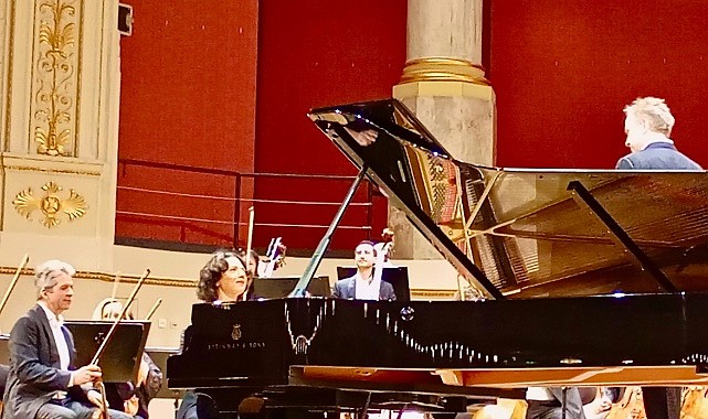 İki Şehir, İki Piyanist ve Düşündürdükleri