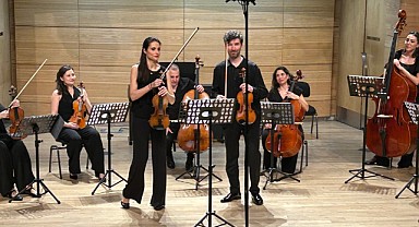 Mavi Salonda Etkileyici Bir Yorum