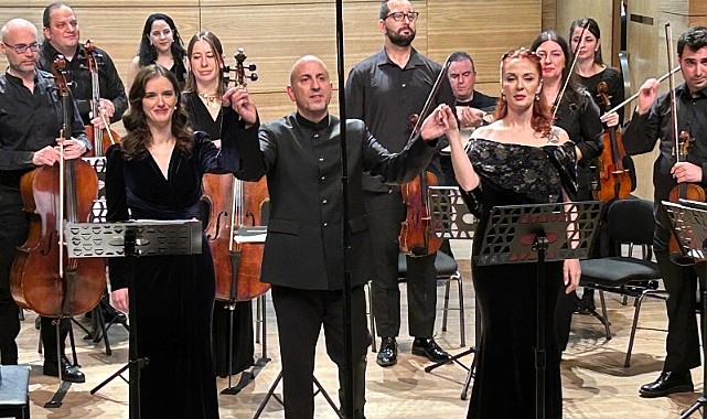 Mavi Salonda Etkileyici Bir Yorum