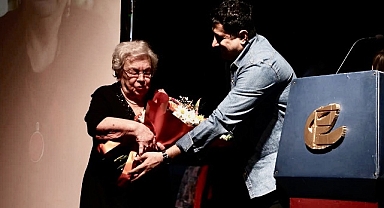 Ödül Prof. Ayşegül Yüksel'e Sunuldu