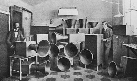 Savaşın Gürültüsü, Sanatın Sesi