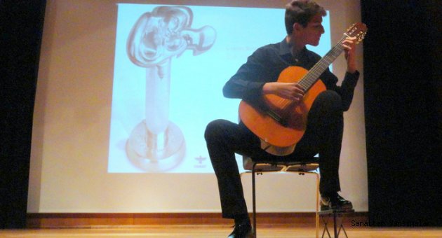 Umutları yeşerten klasik gitarist