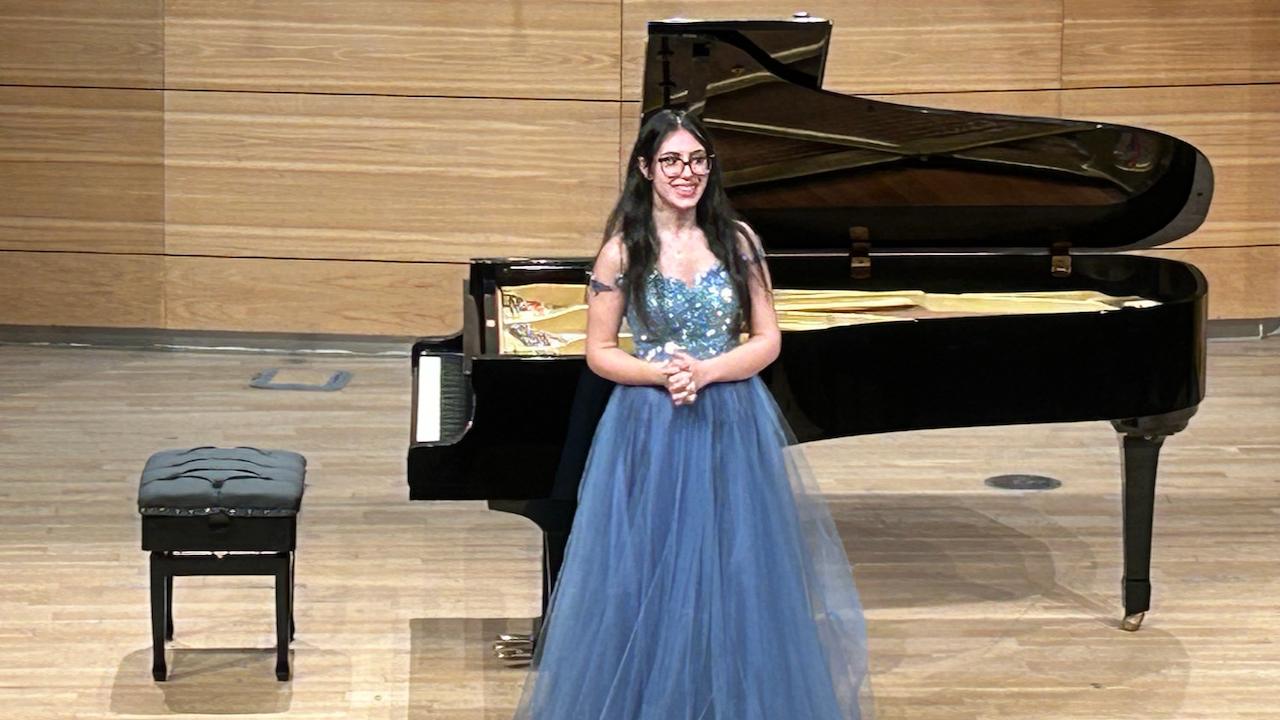 Şarkısını Piyanoda Söyleyen Güleç Kız