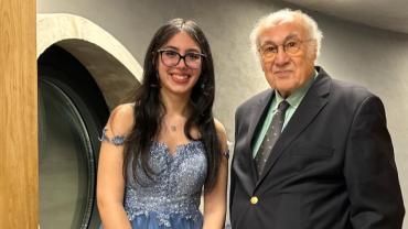 Şarkısını Piyanoda Söyleyen Güleç Kız