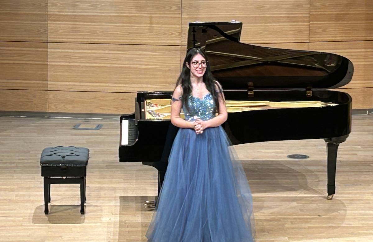 Şarkısını Piyanoda Söyleyen Güleç Kız