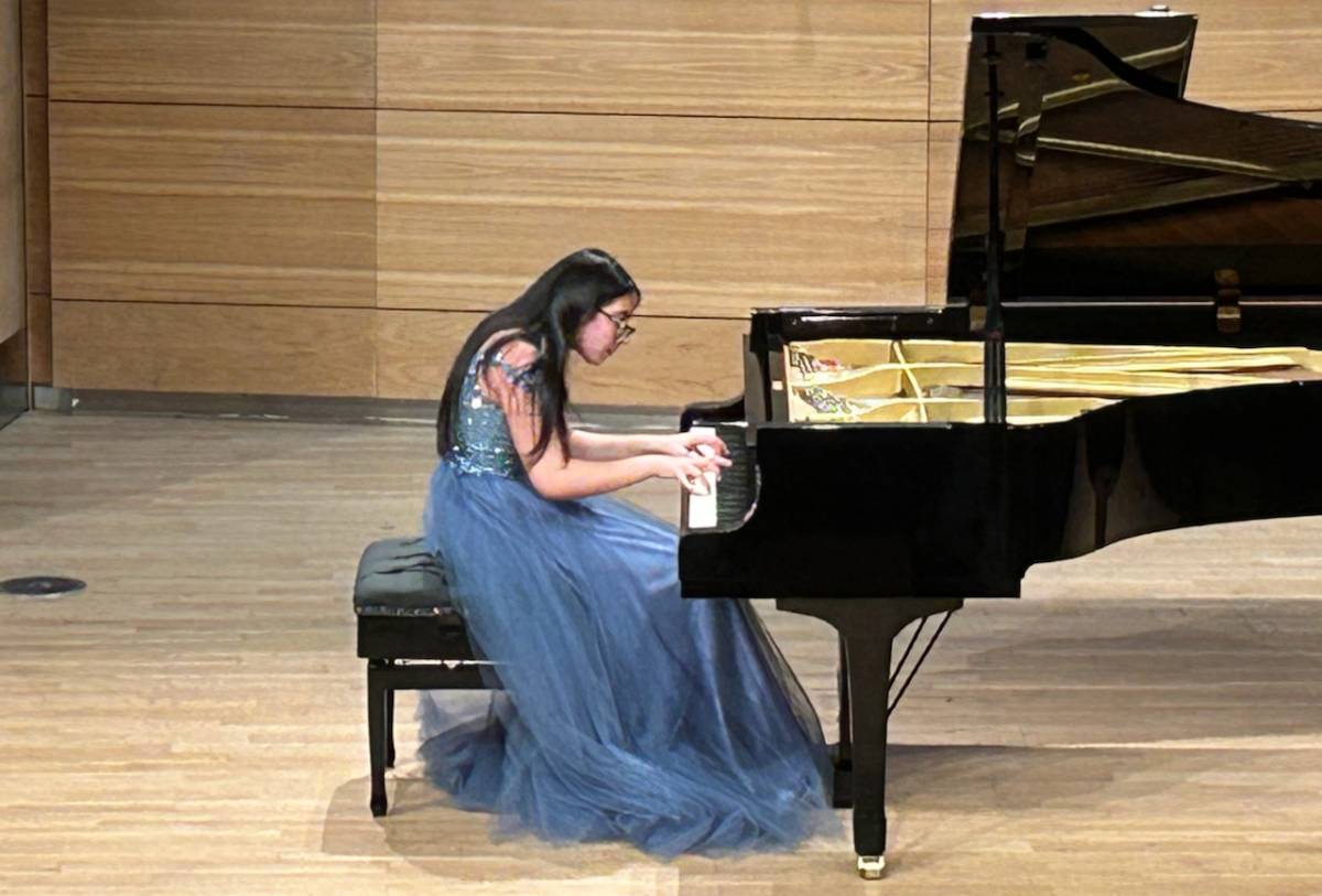 Şarkısını Piyanoda Söyleyen Güleç Kız