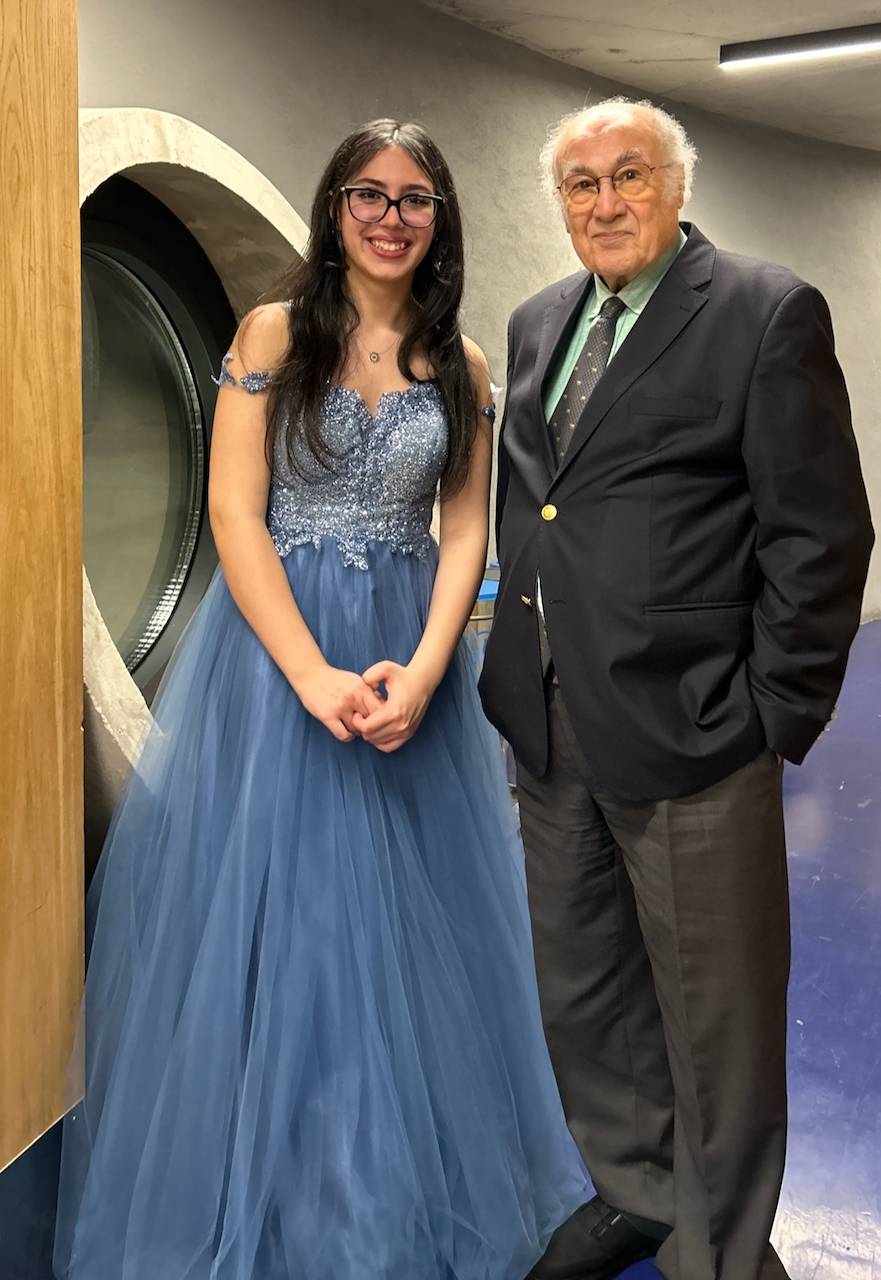 Şarkısını Piyanoda Söyleyen Güleç Kız