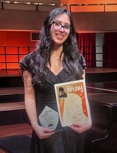 Şarkısını Piyanoda Söyleyen Güleç Kız