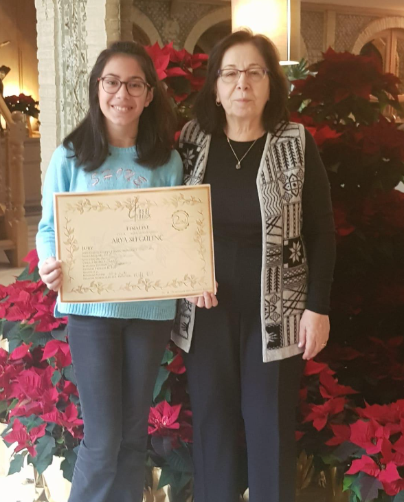 Şarkısını Piyanoda Söyleyen Güleç Kız