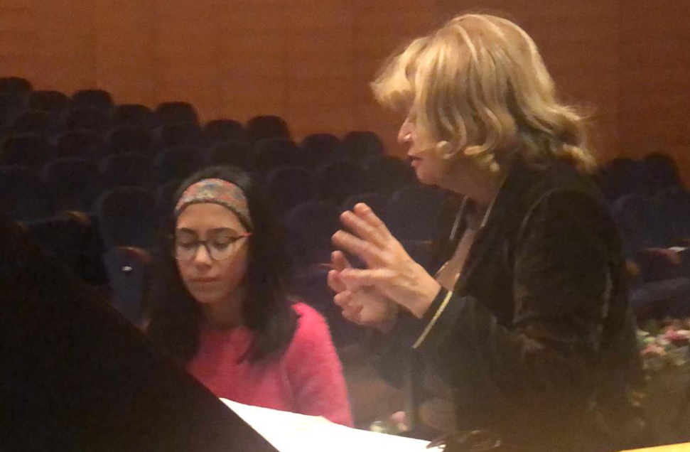 Şarkısını Piyanoda Söyleyen Güleç Kız